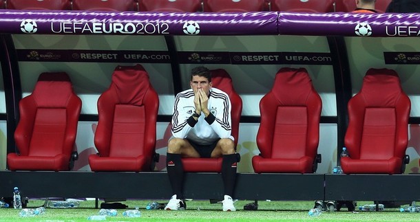 Và Mario Gomez. Anh ngồi lại một mình trên băng ghế để nếm trải nỗi buồn.
